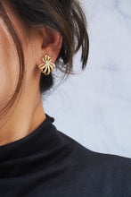 Load image into Gallery viewer, LUOWEND 18K Yellow Gold Real Natural Diamond Stud Earring for Women