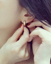 Load image into Gallery viewer, LUOWEND 18K Yellow Gold Hoop Earrings for Women

